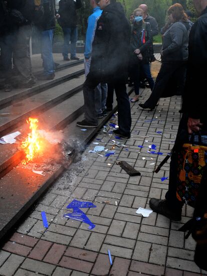 Federalization supporters take over a number of administrative buildings in Donetsk