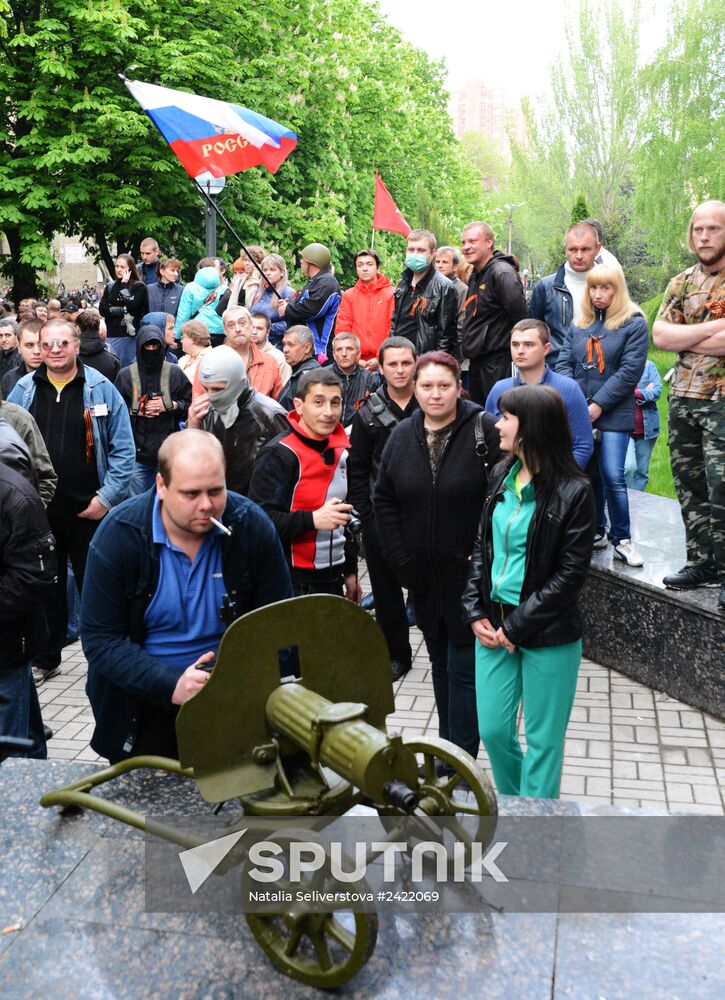 Federalization supporters take over a number of administrative buildings in Donetsk