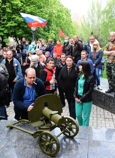 Federalization supporters take over a number of administrative buildings in Donetsk