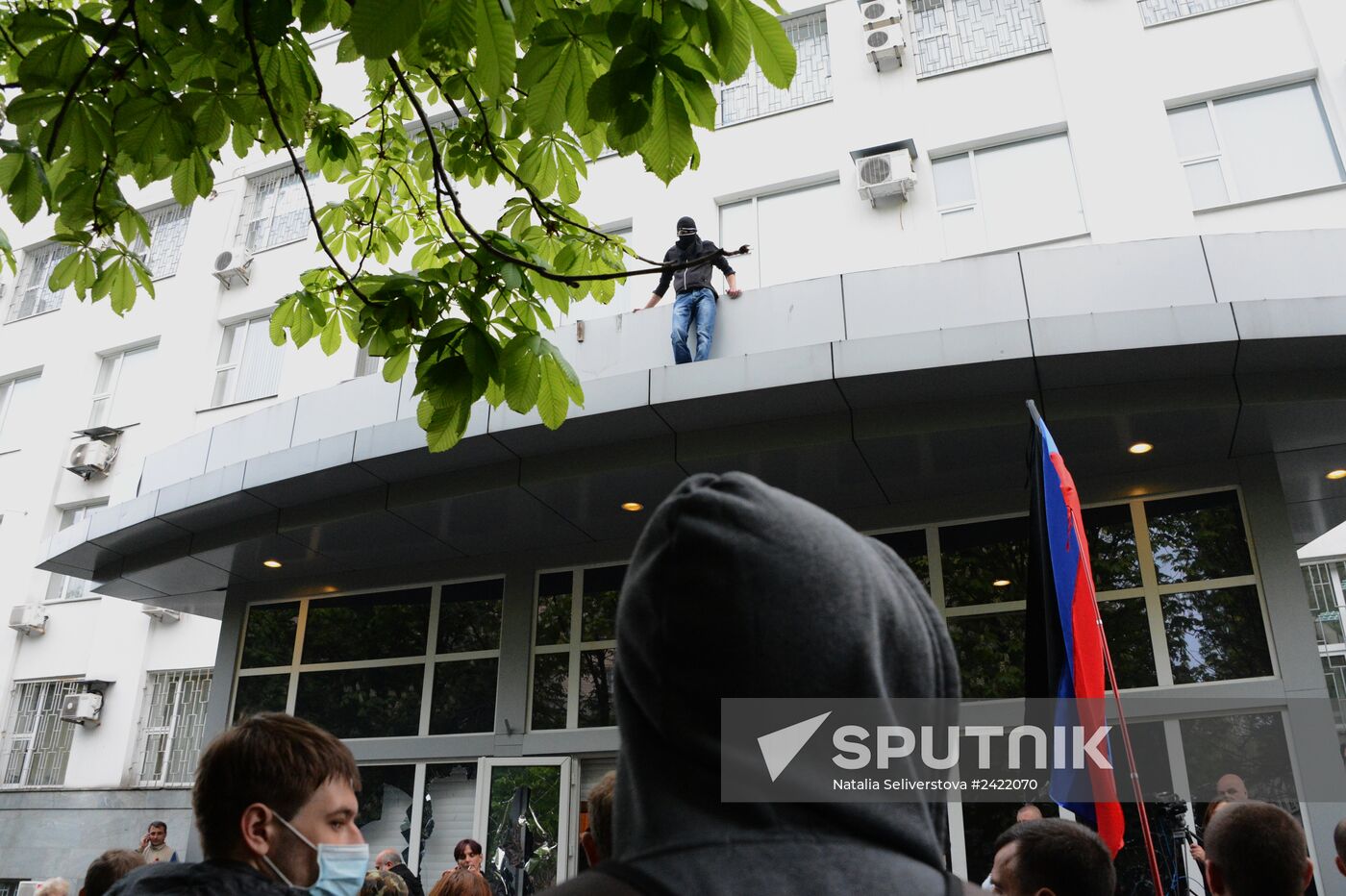 Federalization supporters take over a number of administrative buildings in Donetsk