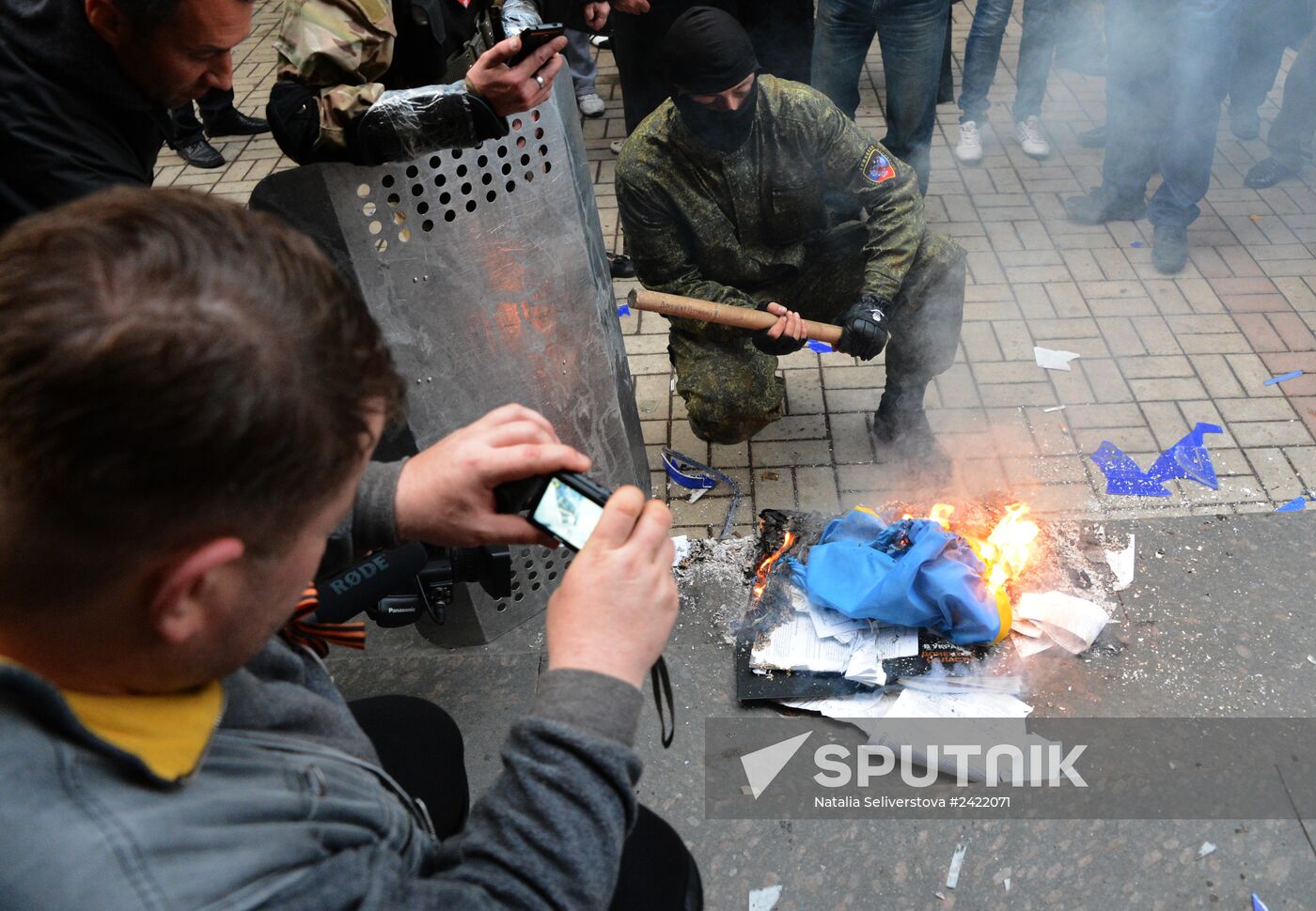 Federalization supporters take over a number of administrative buildings in Donetsk