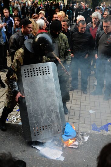 Federalization supporters take over a number of administrative buildings in Donetsk