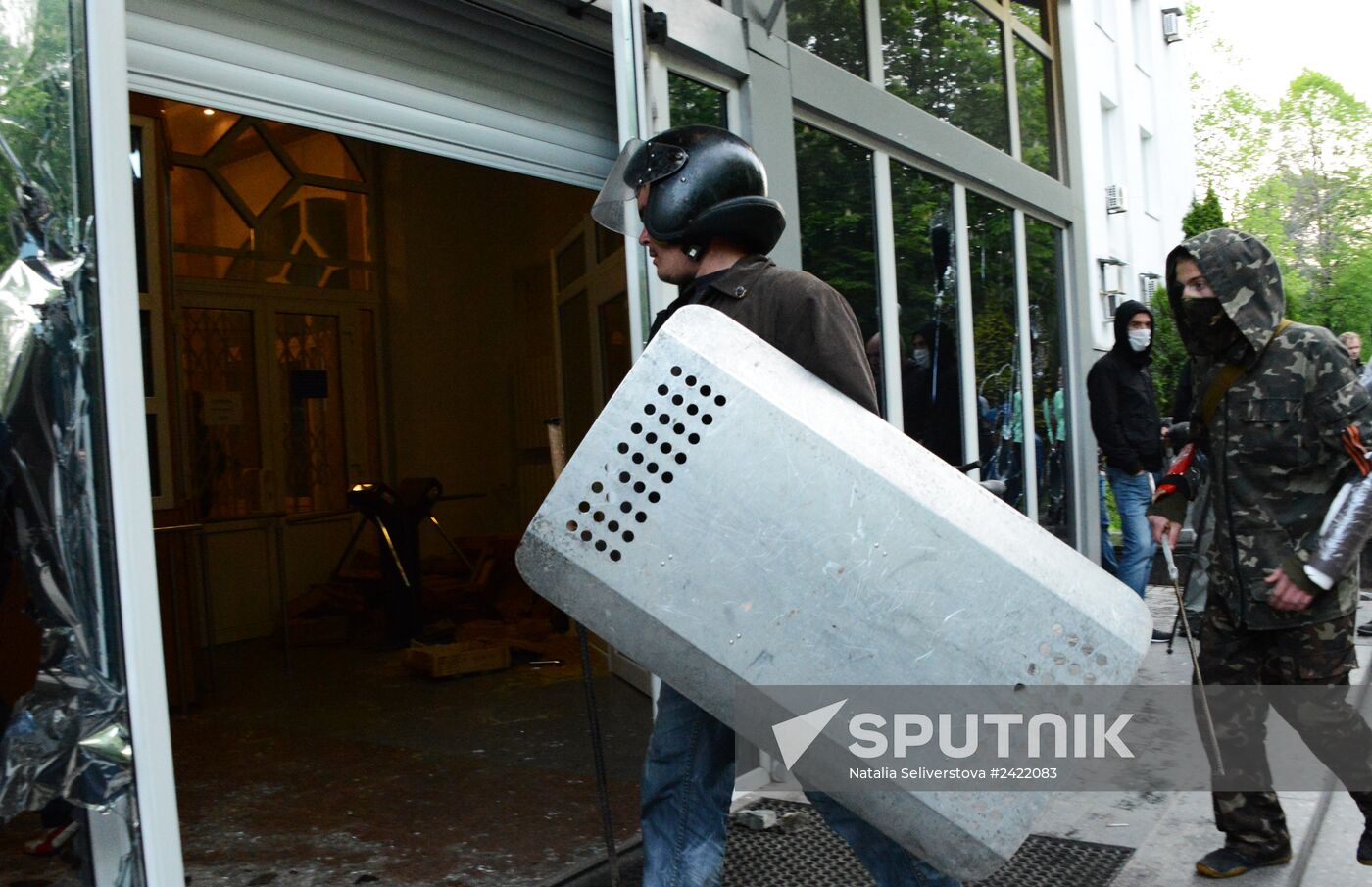 Federalization supporters take over a number of administrative buildings in Donetsk