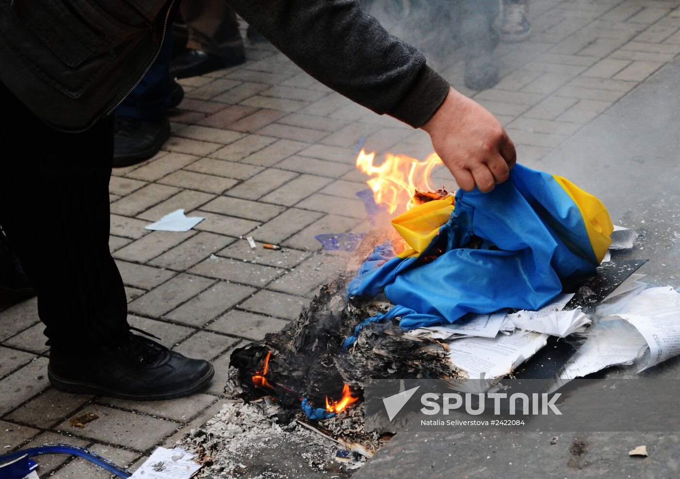 Federalization supporters take over a number of administrative buildings in Donetsk