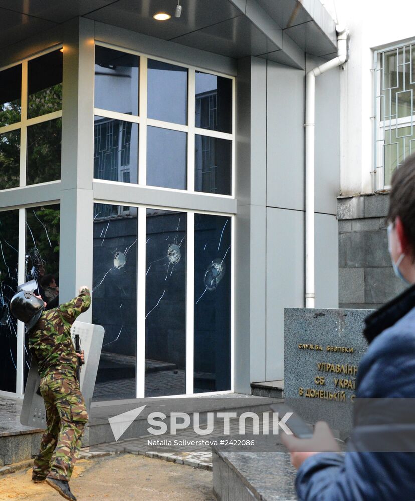 Federalization supporters take over a number of administrative buildings in Donetsk