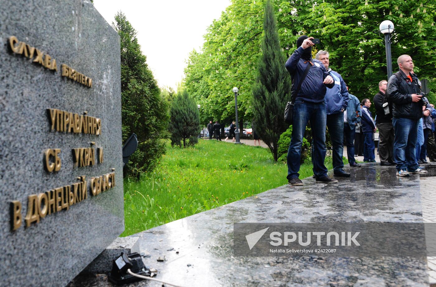 Federalization supporters take over a number of administrative buildings in Donetsk