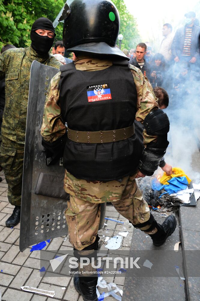 Federalization supporters take over a number of administrative buildings in Donetsk
