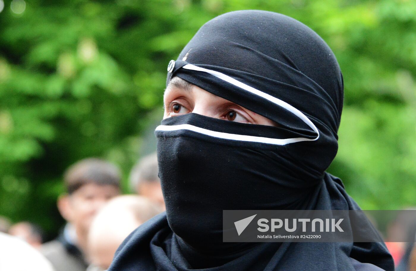 Federalization supporters take over a number of administrative buildings in Donetsk