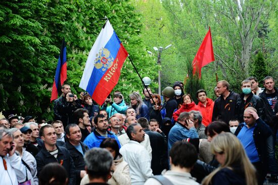 Federalization supporters take over a number of administrative buildings in Donetsk