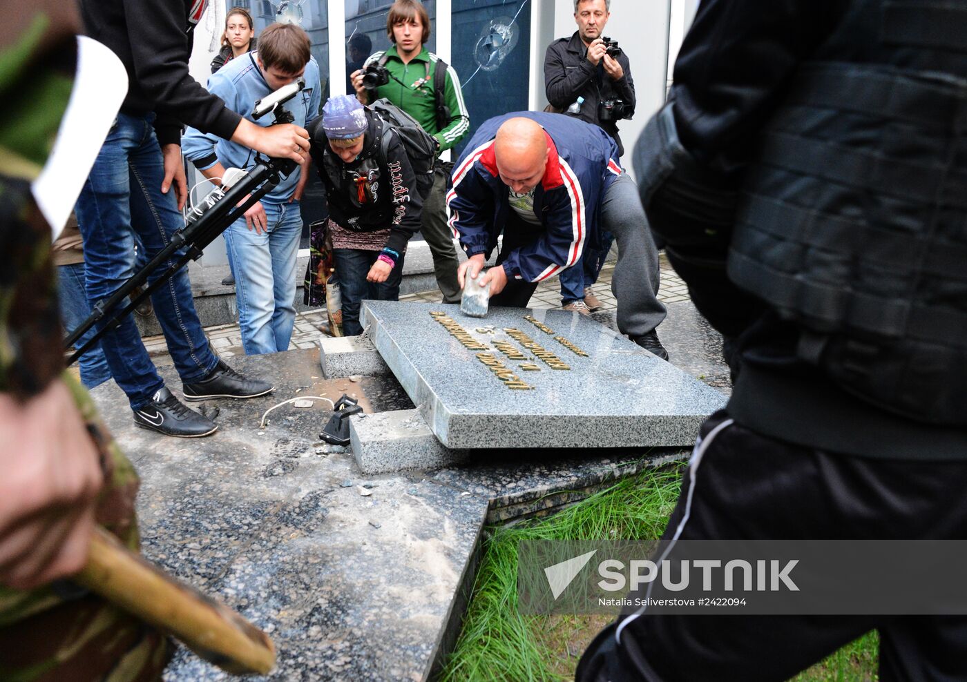 Federalization supporters take over a number of administrative buildings in Donetsk