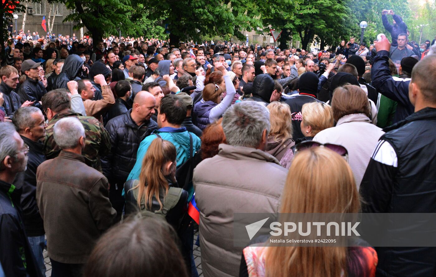 Federalization supporters take over a number of administrative buildings in Donetsk