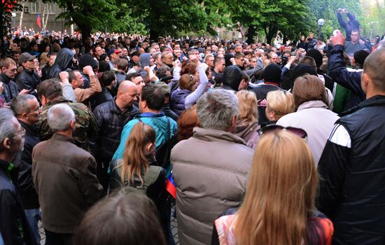 Federalization supporters take over a number of administrative buildings in Donetsk