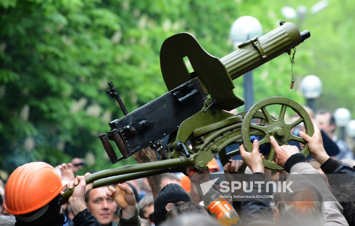 Federalization supporters take over a number of administrative buildings in Donetsk