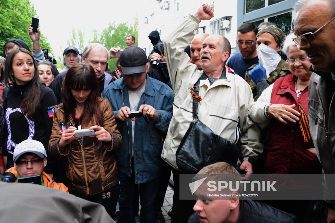 Federalization supporters take over a number of administrative buildings in Donetsk