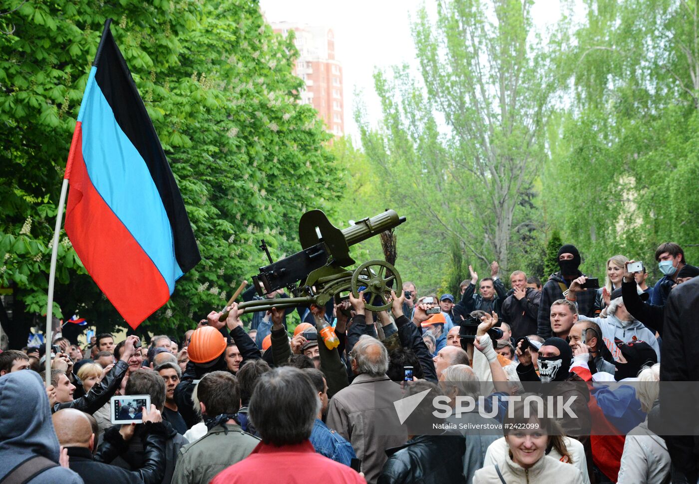 Federalization supporters take over a number of administrative buildings in Donetsk