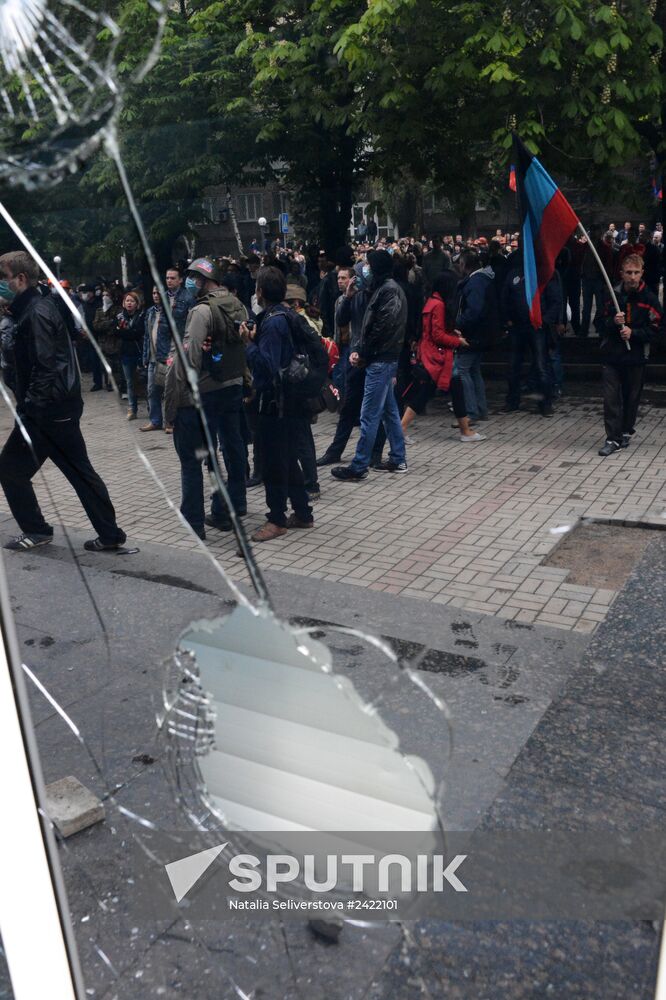 Federalization supporters take over a number of administrative buildings in Donetsk