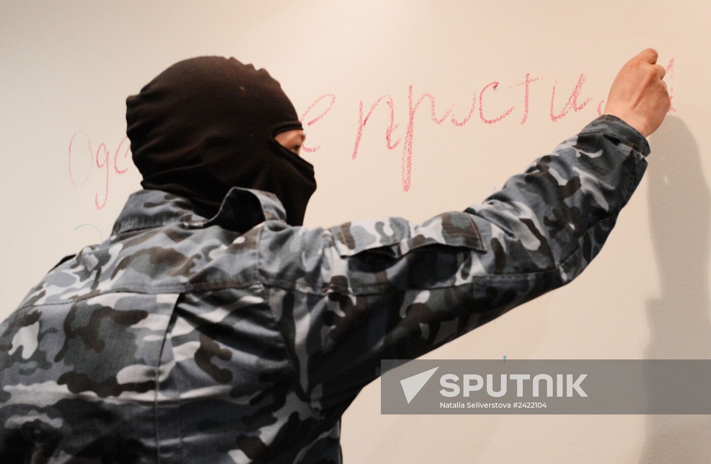Federalization supporters take over a number of administrative buildings in Donetsk