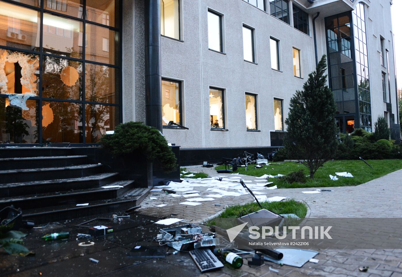 Federalization supporters take over a number of administrative buildings in Donetsk