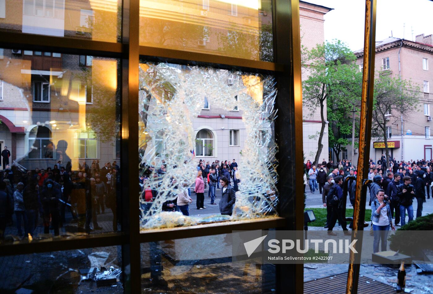 Federalization supporters take over a number of administrative buildings in Donetsk