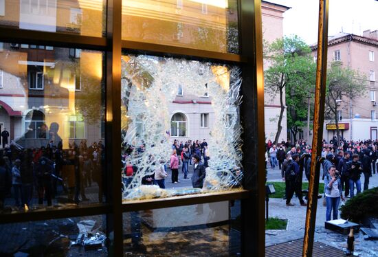 Federalization supporters take over a number of administrative buildings in Donetsk