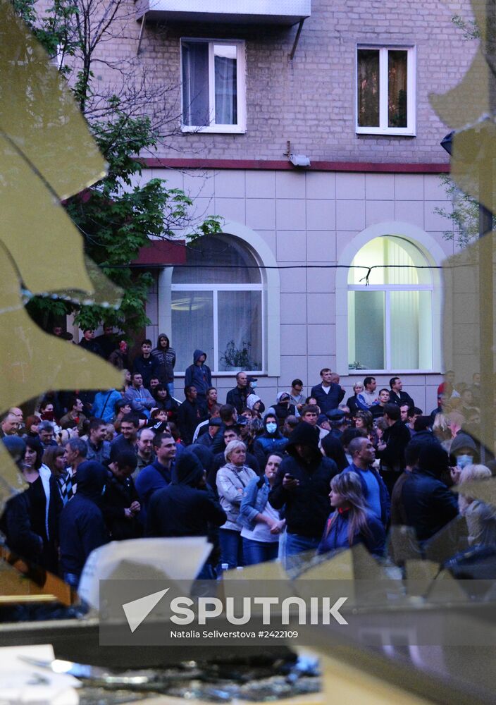 Federalization supporters take over a number of administrative buildings in Donetsk