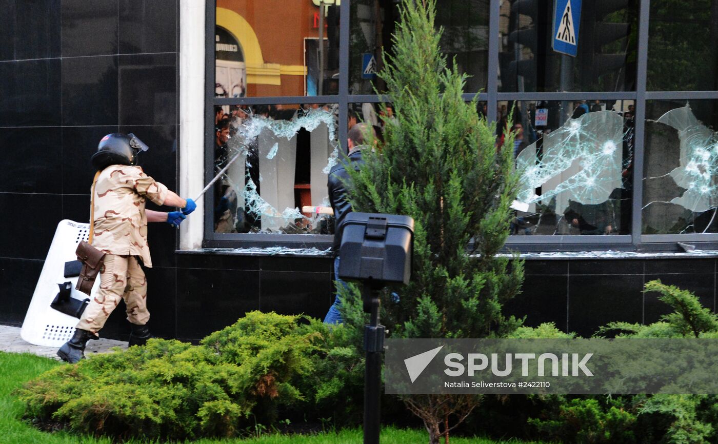Federalization supporters take over a number of administrative buildings in Donetsk