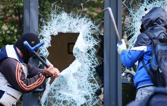 Federalization supporters take over a number of administrative buildings in Donetsk