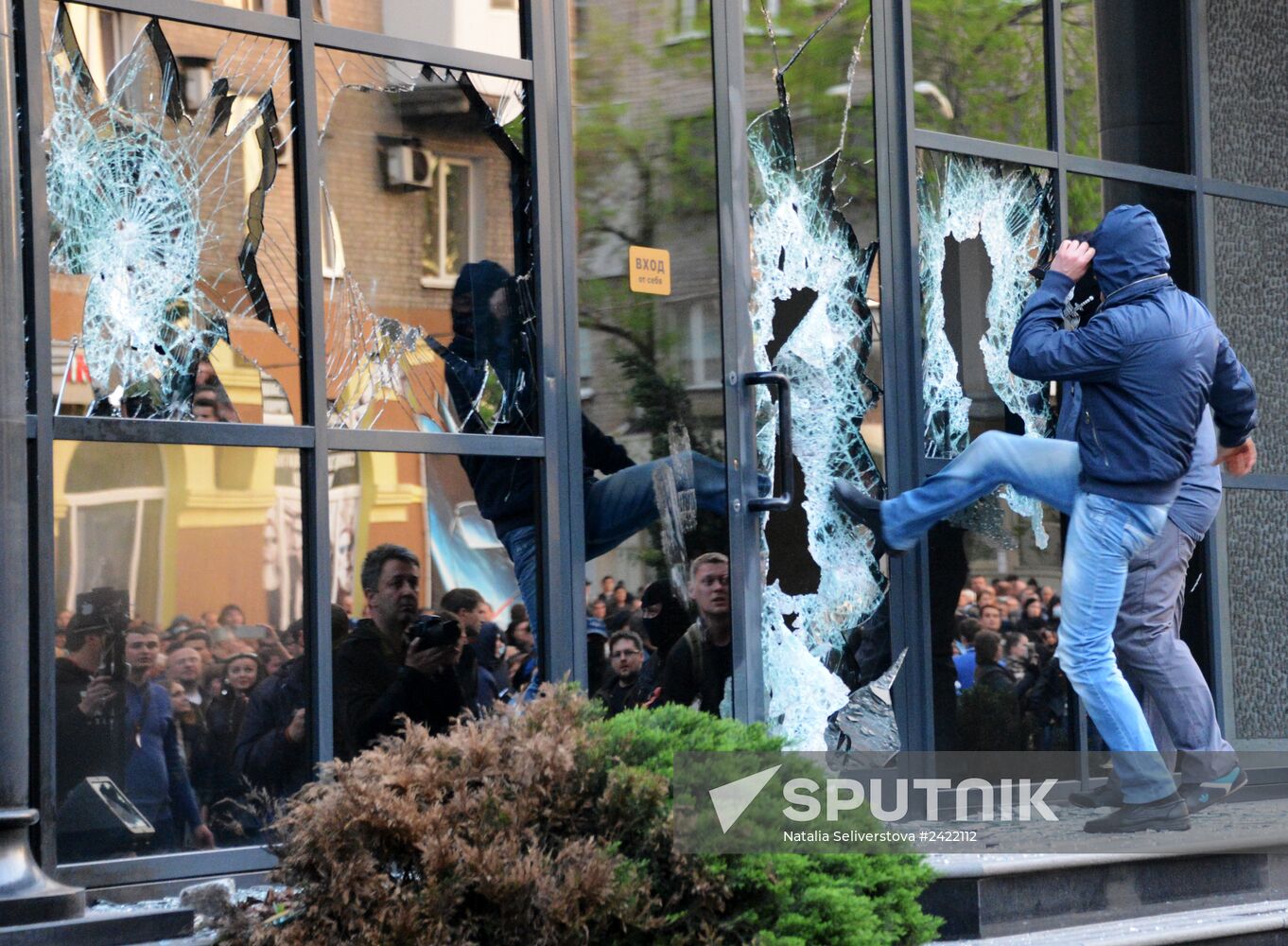 Federalization supporters take over a number of administrative buildings in Donetsk