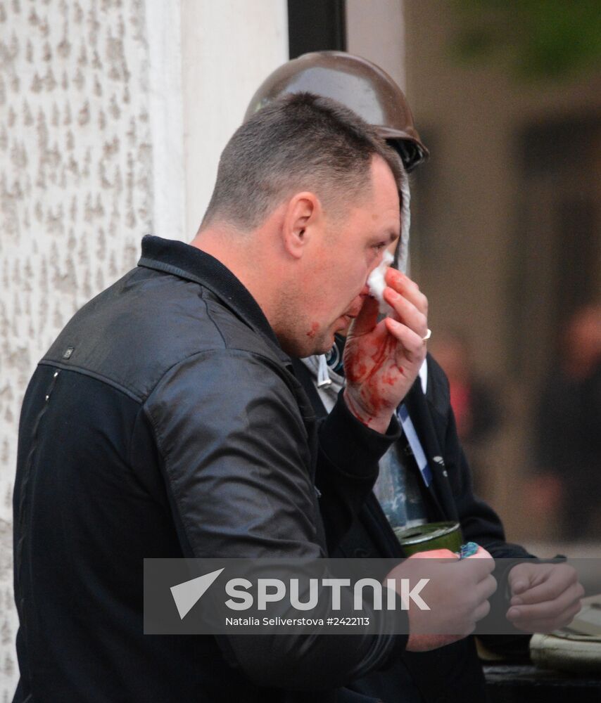Federalization supporters take over a number of administrative buildings in Donetsk