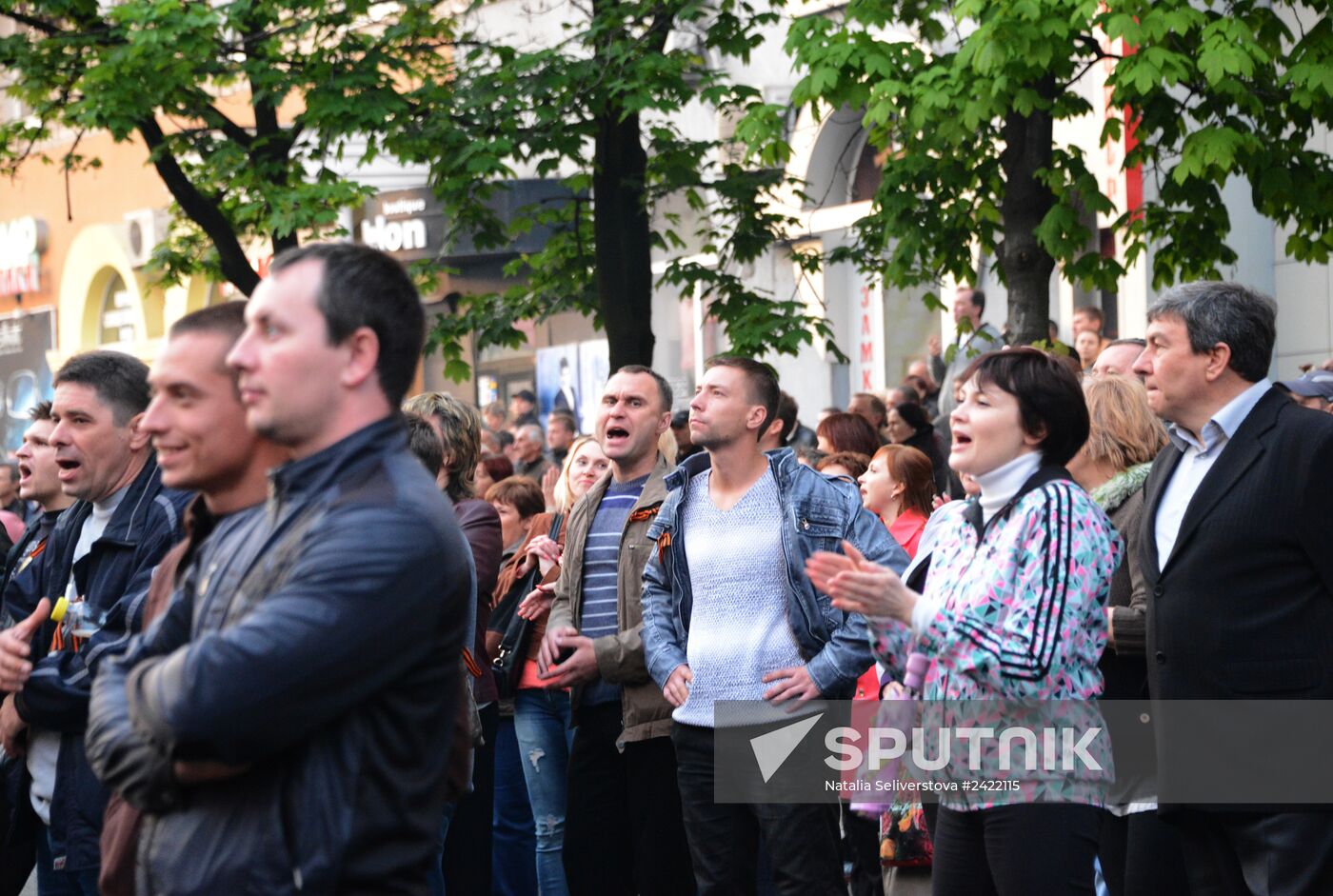 Federalization supporters take over a number of administrative buildings in Donetsk