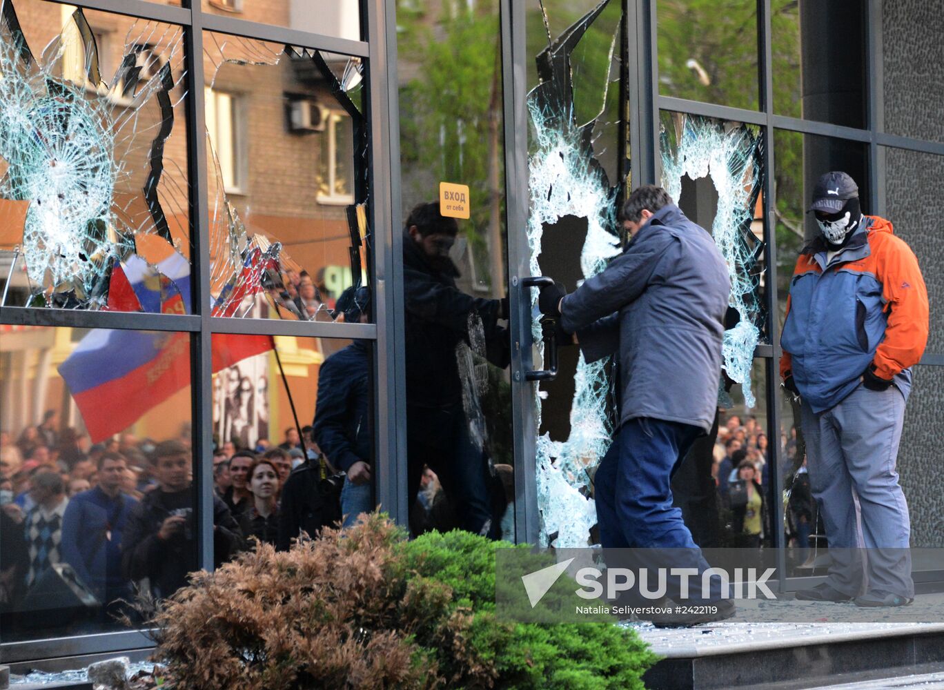 Federalization supporters take over a number of administrative buildings in Donetsk