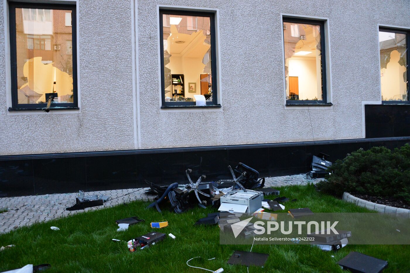 Federalization supporters take over a number of administrative buildings in Donetsk