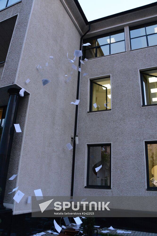 Federalization supporters take over a number of administrative buildings in Donetsk