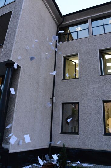 Federalization supporters take over a number of administrative buildings in Donetsk