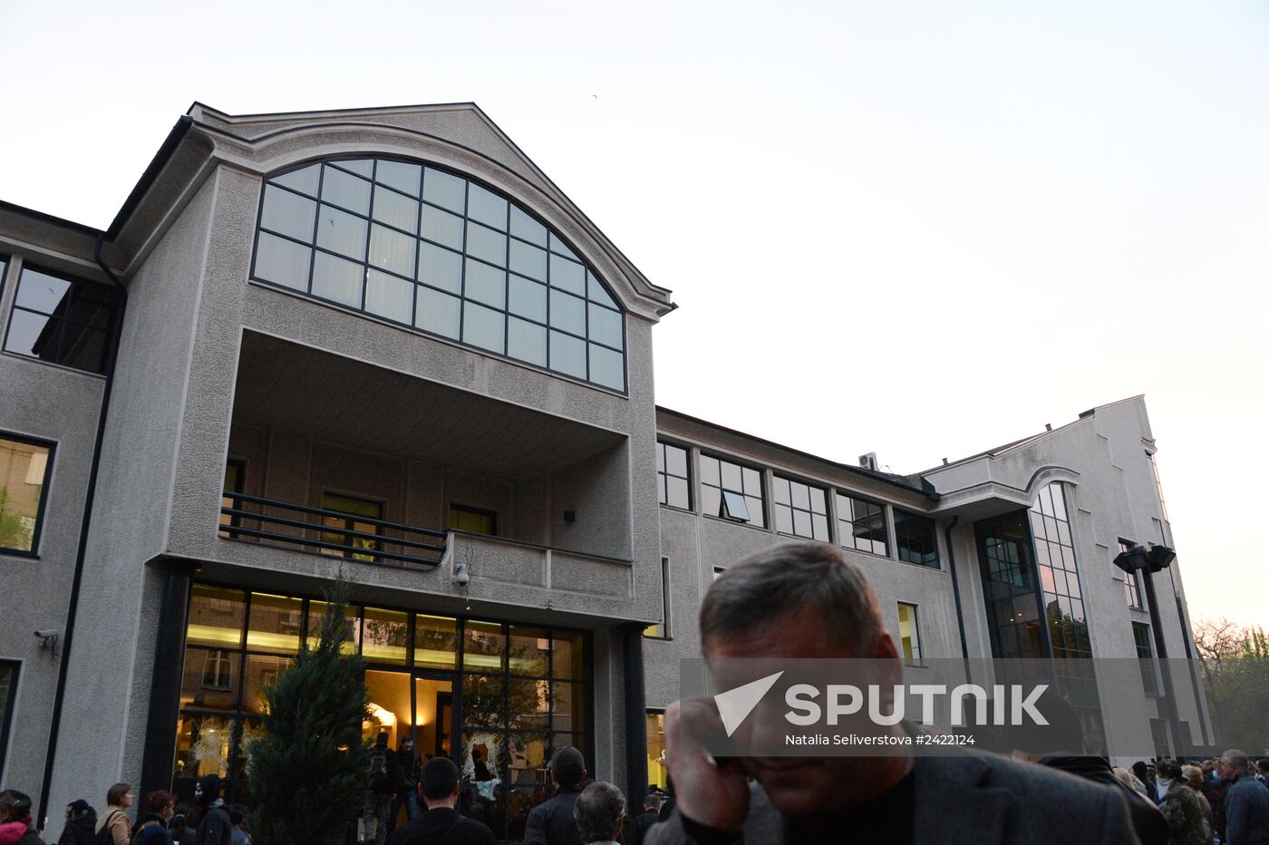 Federalization supporters take over a number of administrative buildings in Donetsk