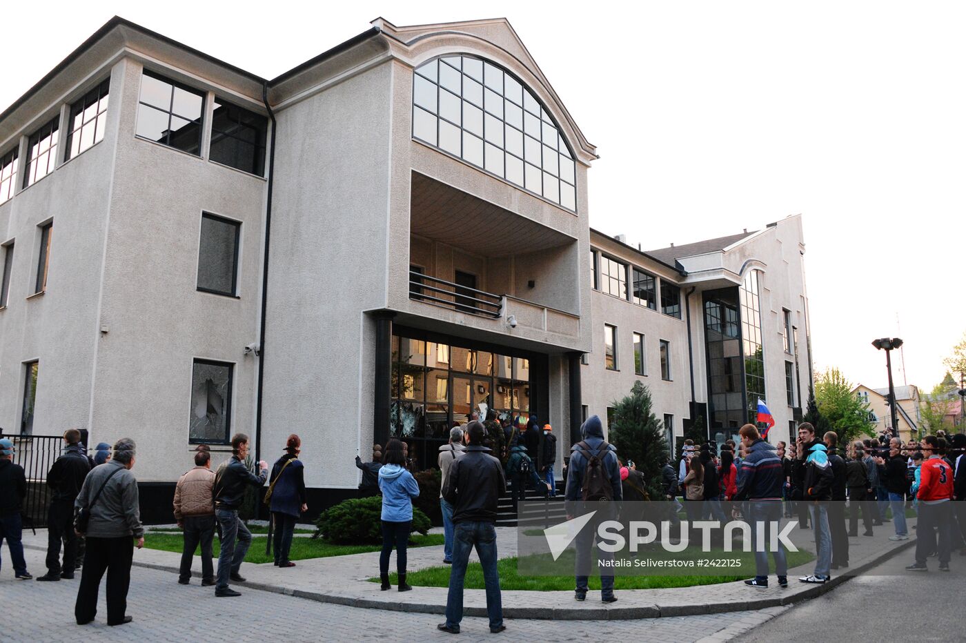 Federalization supporters take over a number of administrative buildings in Donetsk