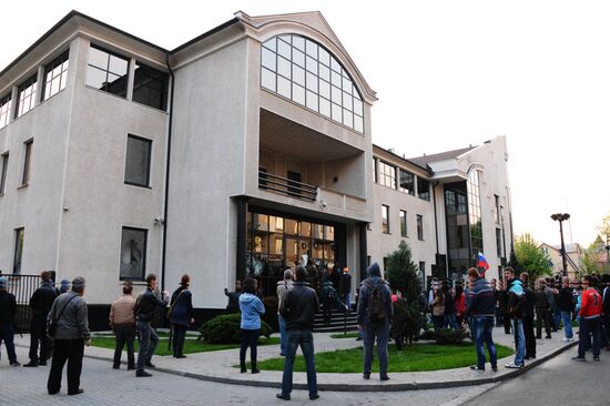 Federalization supporters take over a number of administrative buildings in Donetsk