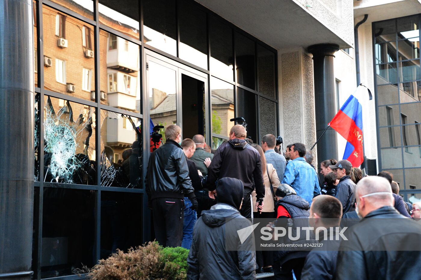 Federalization supporters take over a number of administrative buildings in Donetsk