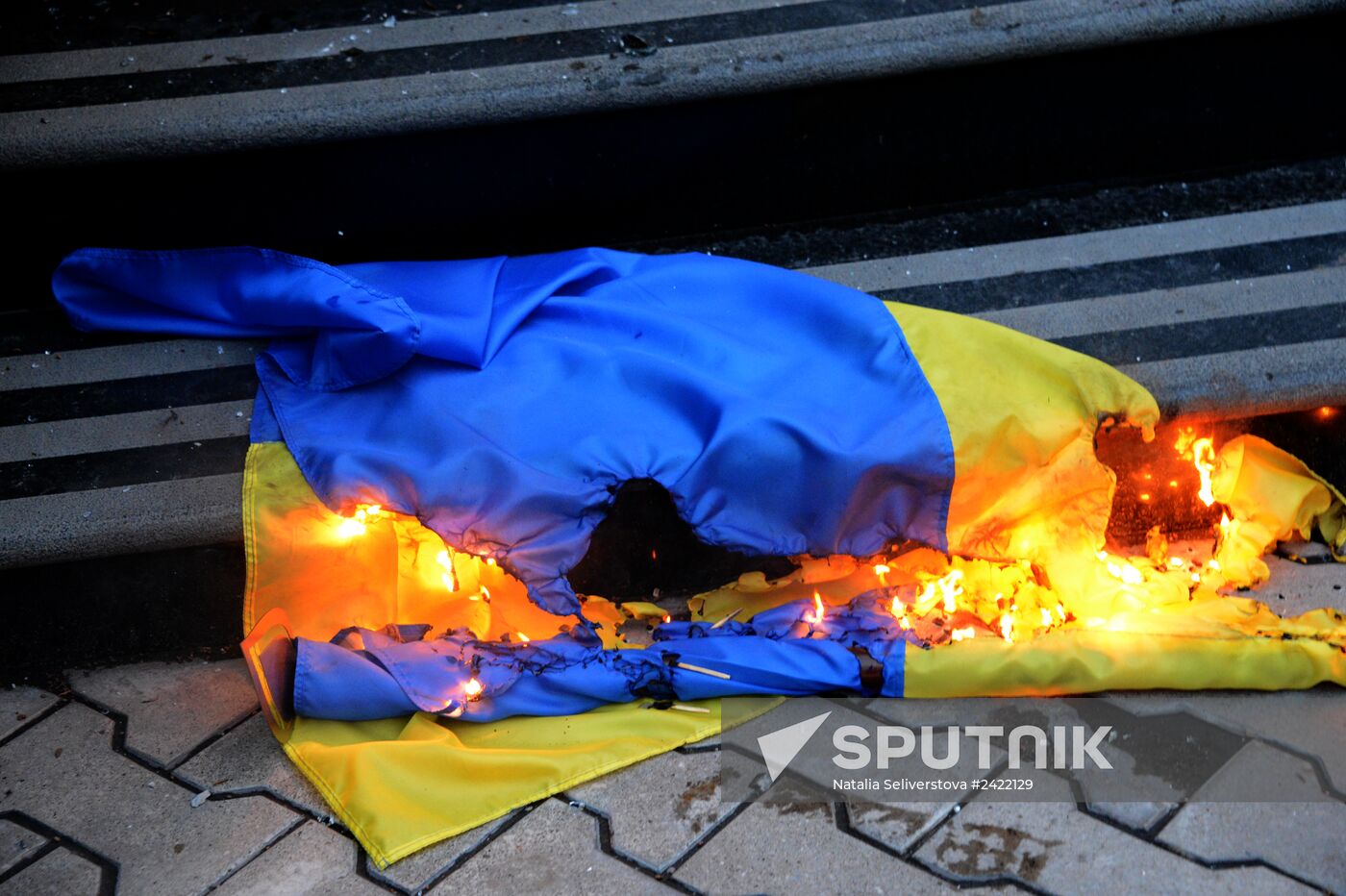 Federalization supporters take over a number of administrative buildings in Donetsk
