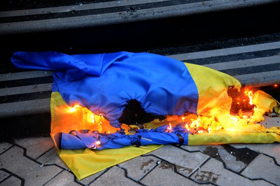 Federalization supporters take over a number of administrative buildings in Donetsk