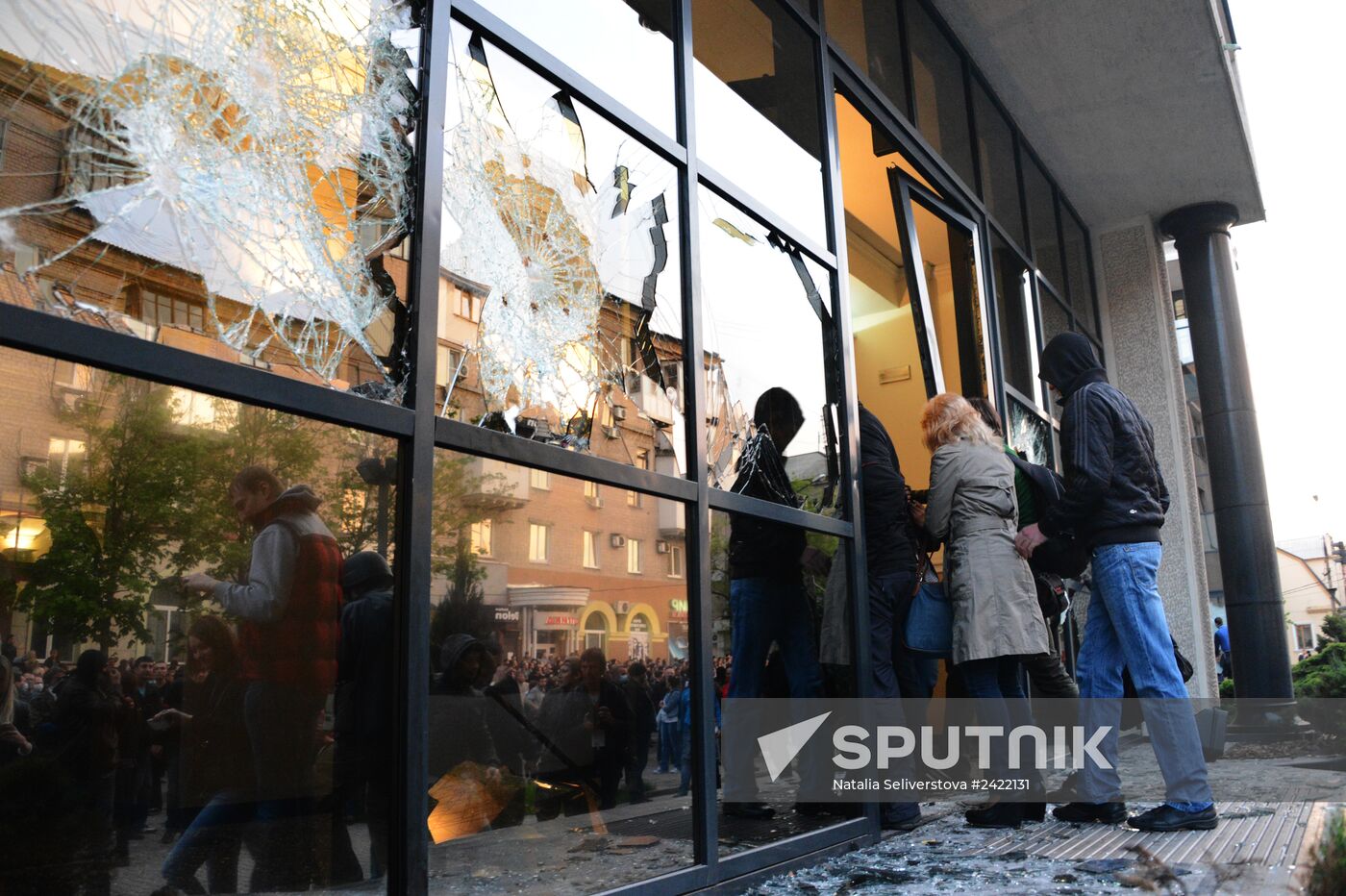 Federalization supporters take over a number of administrative buildings in Donetsk