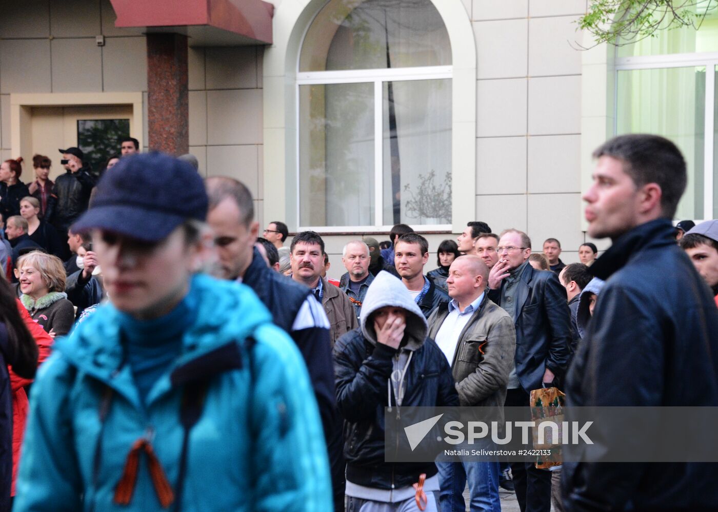 Federalization supporters take over a number of administrative buildings in Donetsk