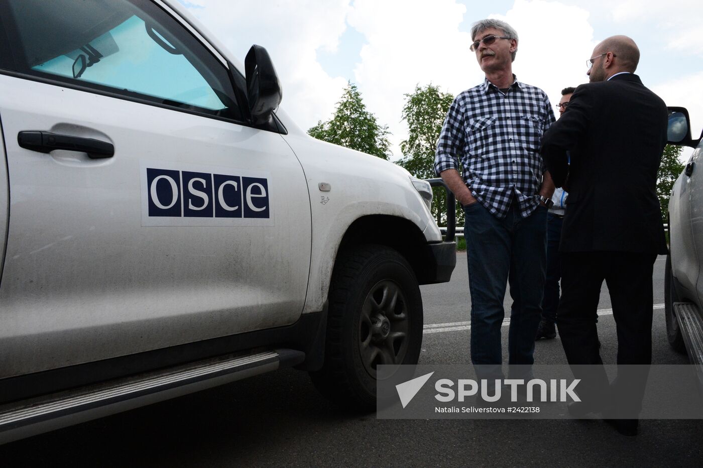 Released OSCE military inspectors arrive in Donetsk