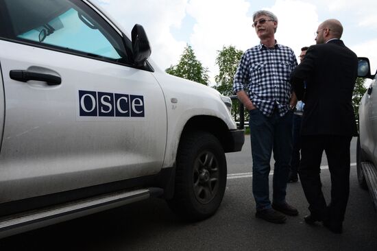 Released OSCE military inspectors arrive in Donetsk
