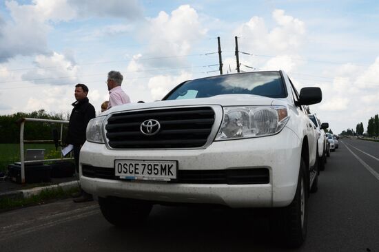 Released OSCE military inspectors arrive in Donetsk