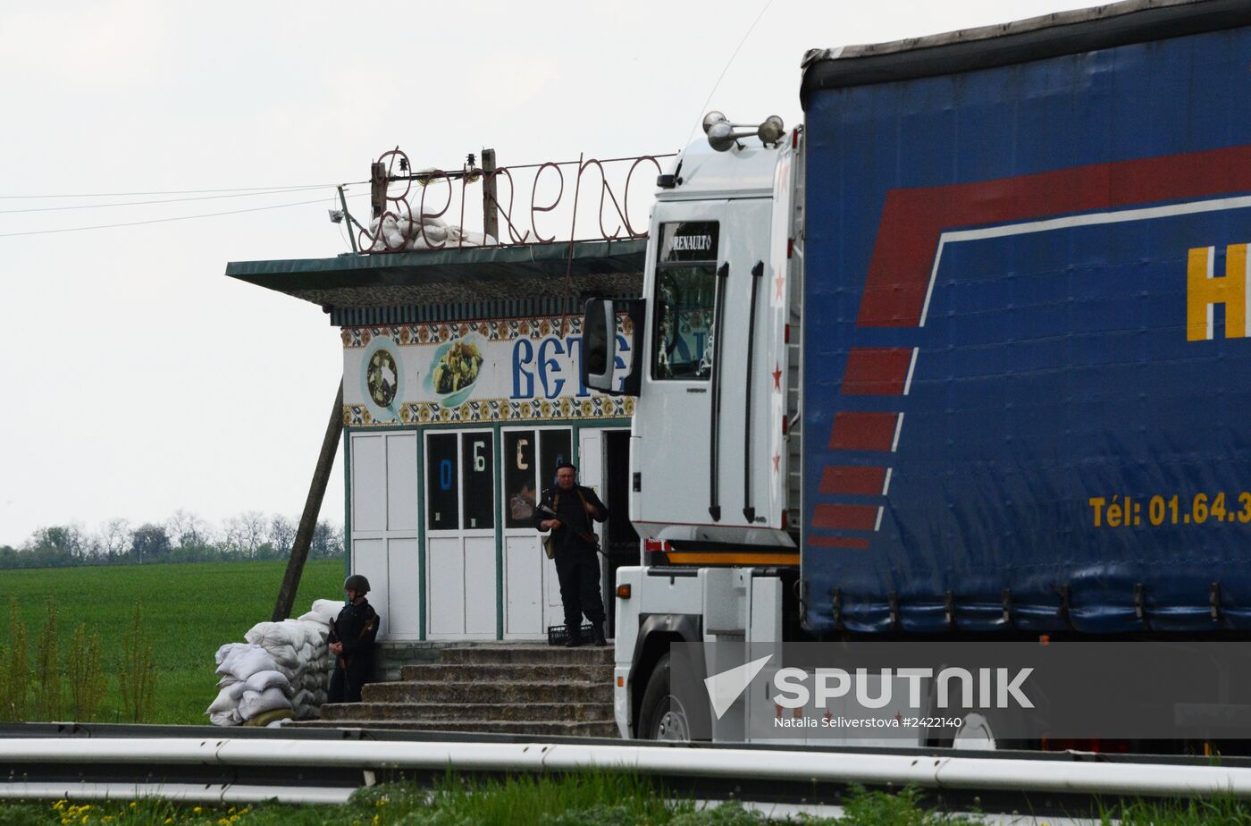 Released OSCE military inspectors arrive in Donetsk