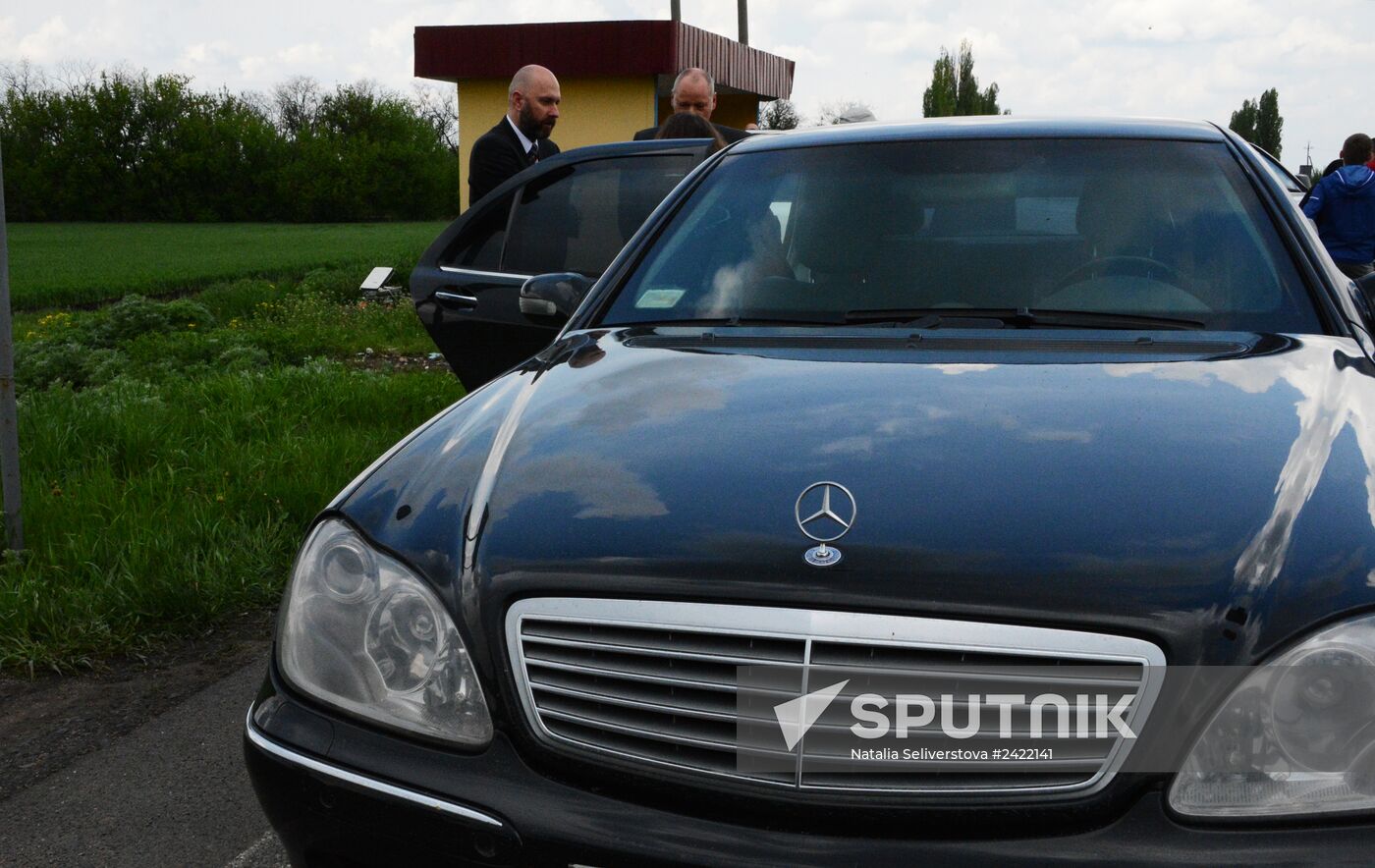 Released OSCE military inspectors arrive in Donetsk