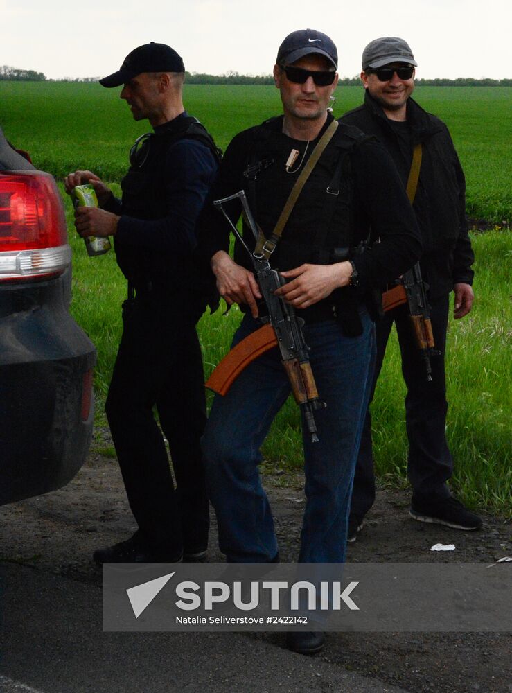 Released OSCE military inspectors arrive in Donetsk