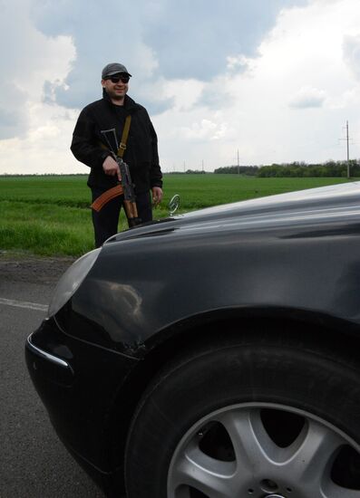 Released OSCE military inspectors arrive in Donetsk