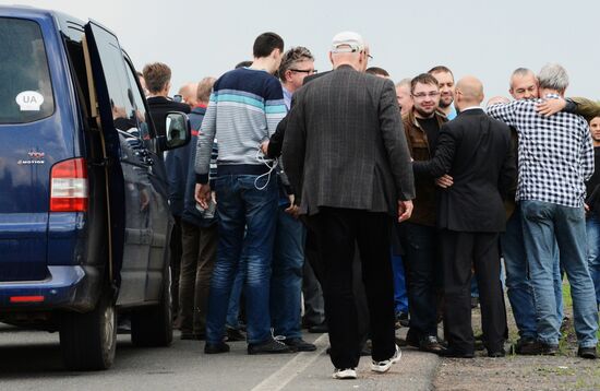 Released OSCE military inspectors arrive in Donetsk